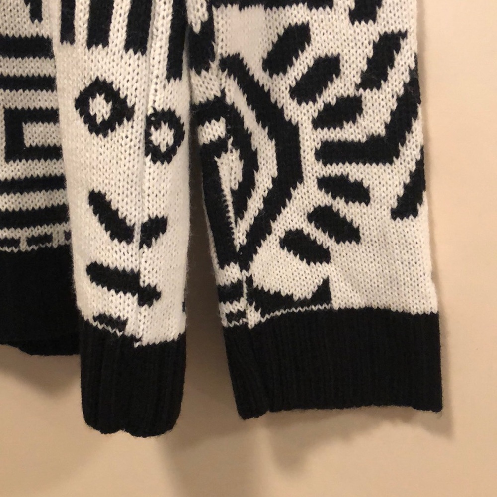 🆕Girls black/ivory Trendy Aztec pattern cardi sweater coat! Medium! Very soft! - Picture 4 of 5